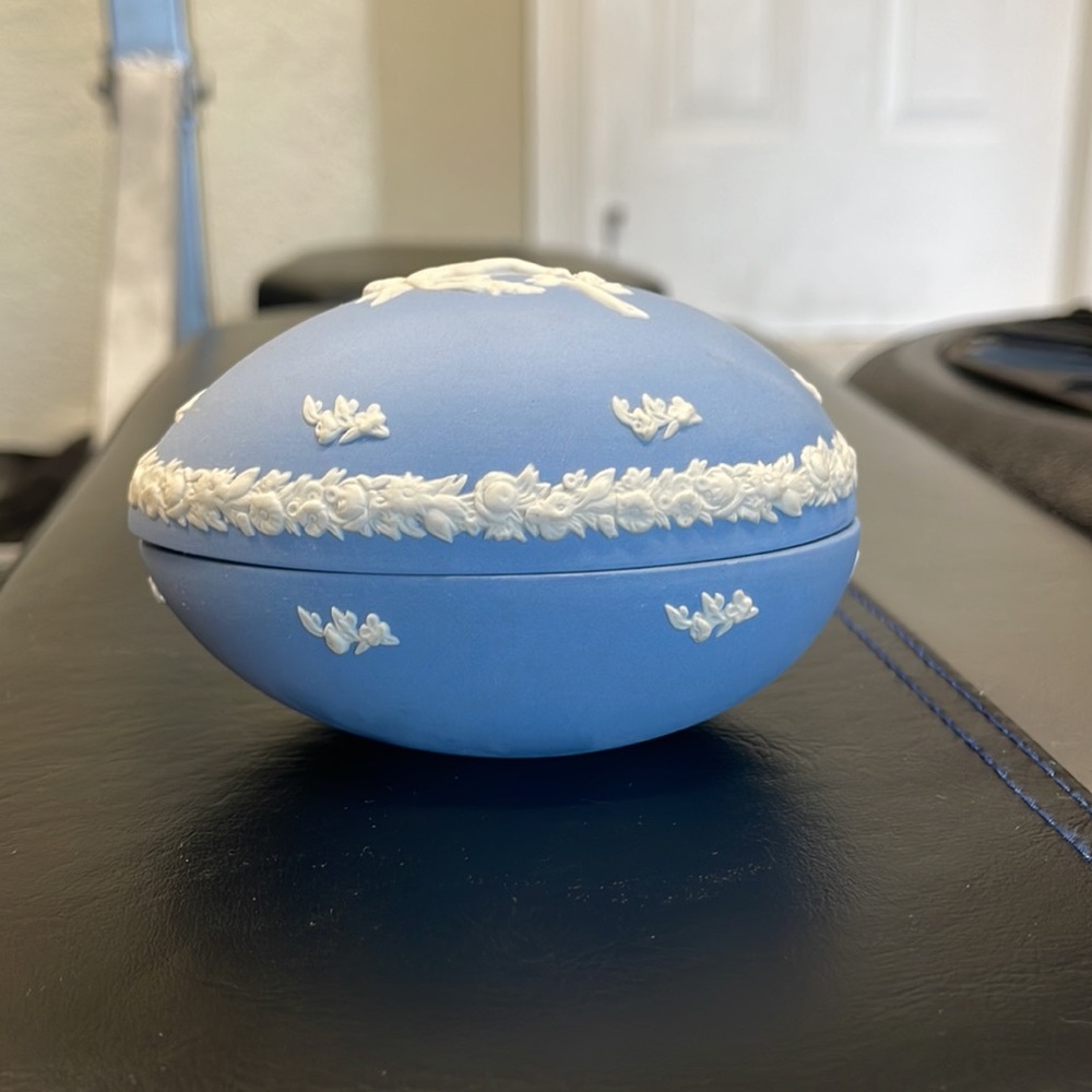 Wedgewood blue jasperware egg shaped box - Picture 5 of 11